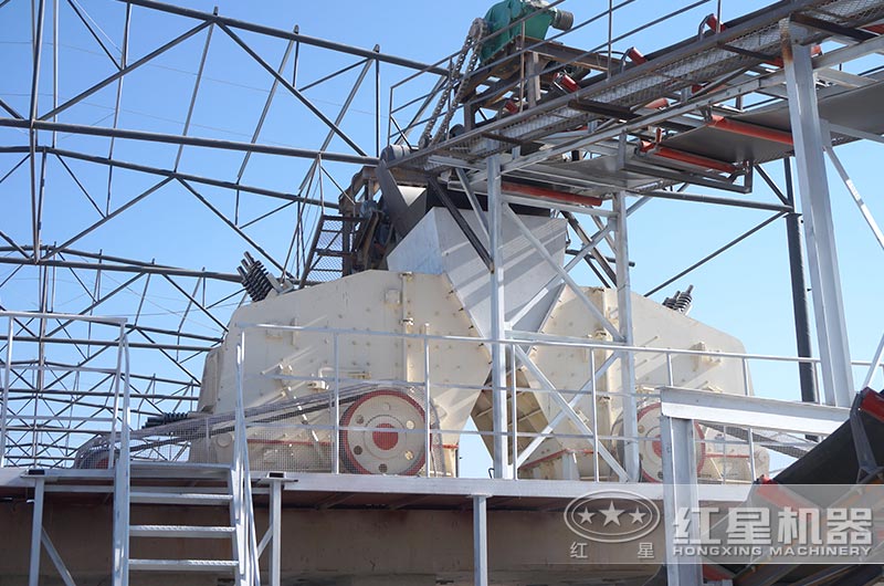 山東客戶兩臺1315反擊破碎機工作現場 山東客戶兩臺1315反擊破碎機工作現場