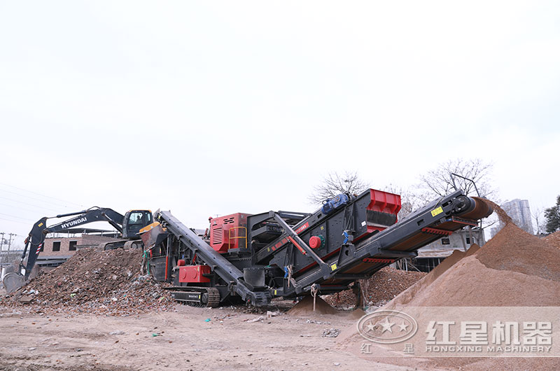 履帶式移動(dòng)破碎機(jī)工作現(xiàn)場(chǎng)圖片