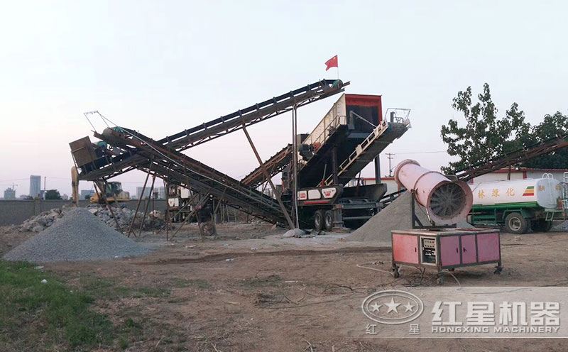 移動(dòng)破碎機(jī)加工礦渣現(xiàn)場(chǎng) 移動(dòng)破碎機(jī)加工礦渣現(xiàn)場(chǎng)