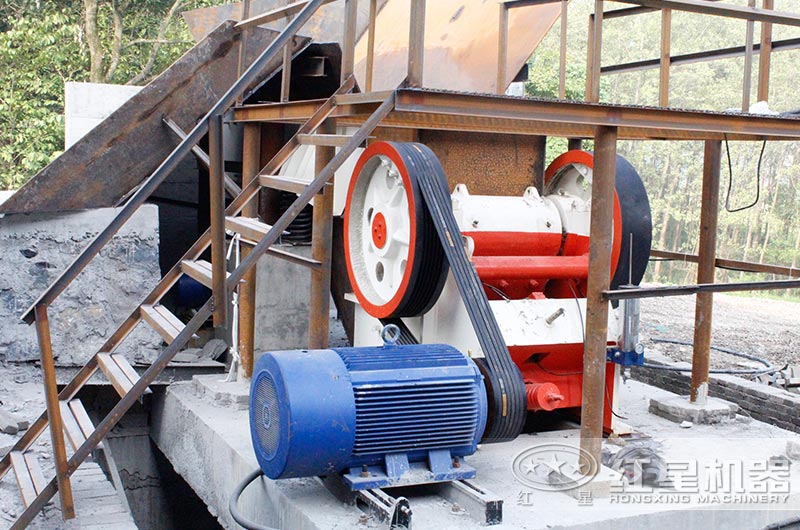 600破碎機(jī)工作現(xiàn)場(chǎng)實(shí)拍圖 600破碎機(jī)工作現(xiàn)場(chǎng)實(shí)拍圖