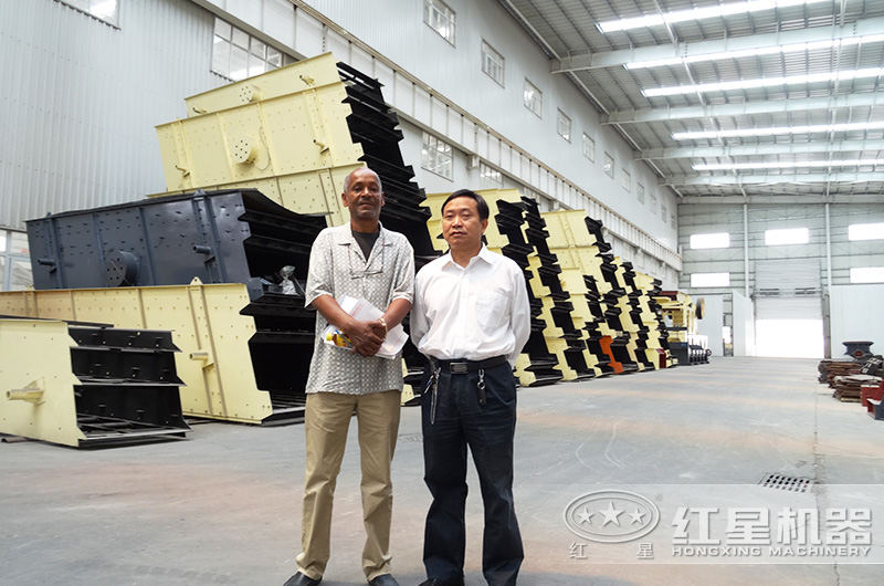 振動(dòng)篩選購客戶留影 振動(dòng)篩選購客戶留影