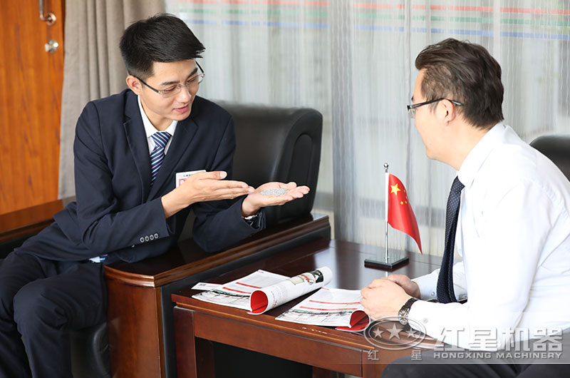 經理根據客戶物料幫忙選擇設備 經理根據客戶物料幫忙選擇設備