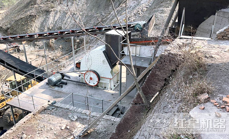 錘式破碎機配置的碎石生產線現場 錘式破碎機配置的碎石生產線現場