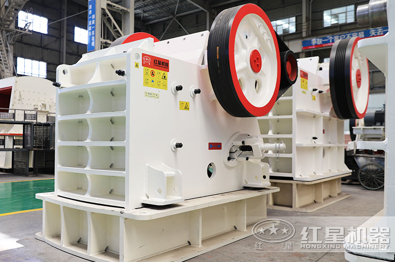 石頭顎式破碎機(jī)圖片 石頭顎式破碎機(jī)圖片