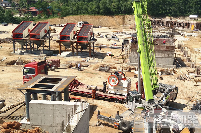 大型固定式破碎設(shè)備碎石生產(chǎn)線安裝現(xiàn)場(chǎng) 大型固定式破碎設(shè)備碎石生產(chǎn)線安裝現(xiàn)場(chǎng)