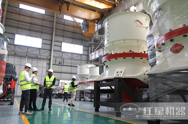 客戶來(lái)廠參觀考察大型礦山破碎機(jī)