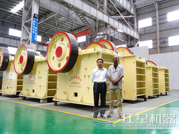 巖石破碎機生產車間