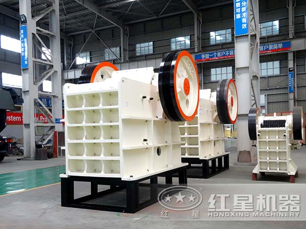 不同規(guī)格下的鈉長石顎式破碎機(jī)