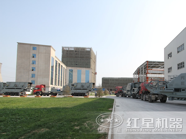 多臺流動破碎石子機(jī)排隊(duì)發(fā)貨中