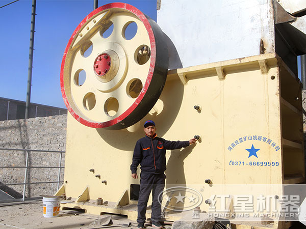 河南紅星技術(shù)人員為用戶(hù)進(jìn)行現(xiàn)場(chǎng)指導(dǎo)