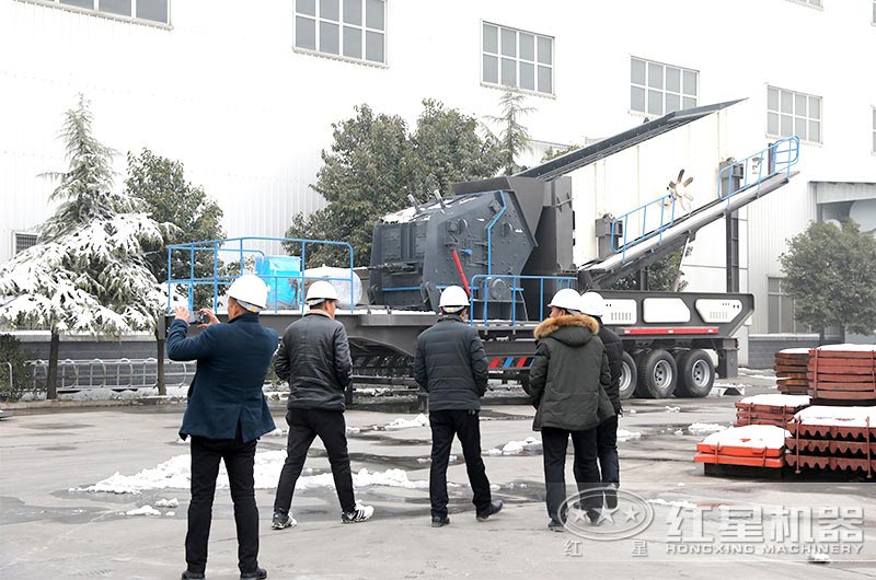 客戶來廠參觀磚渣破碎機