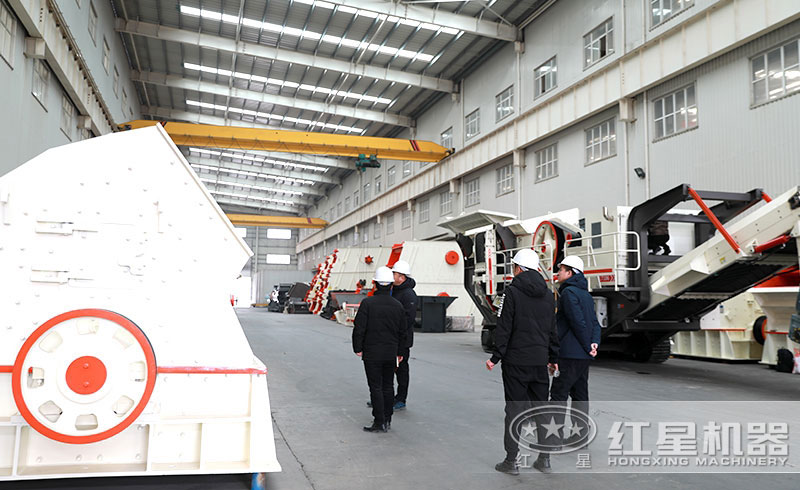 用戶來(lái)廠參觀混凝土破碎機(jī)