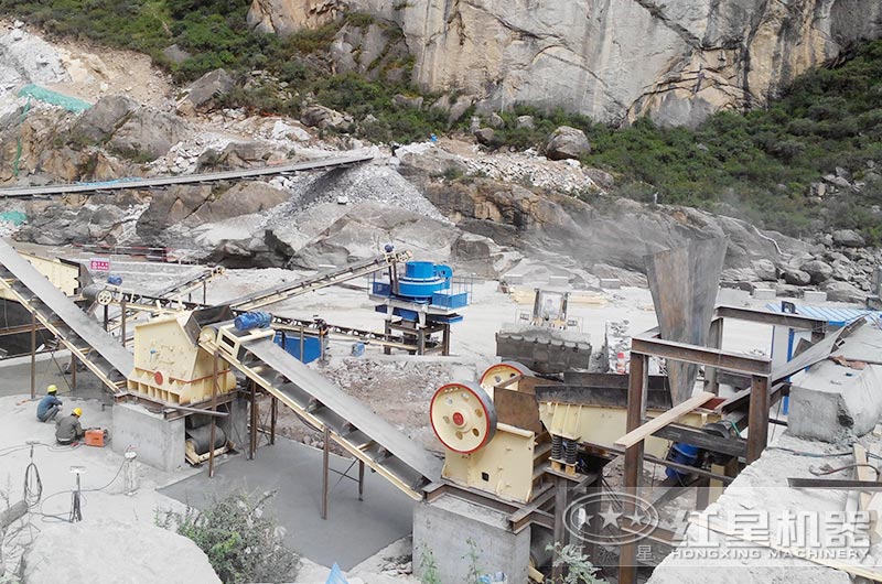 顎式破碎機(jī)、反擊破碎機(jī)、制沙機(jī)三機(jī)制沙現(xiàn)場