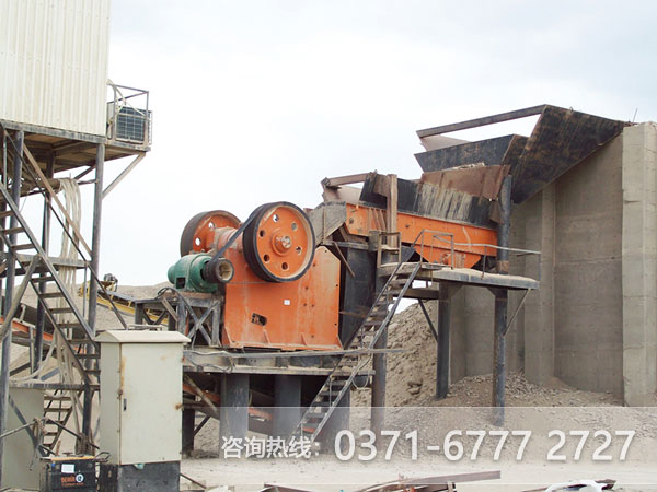 河南紅星鋁礦石顎式破碎機(jī)作業(yè)客戶(hù)現(xiàn)場(chǎng)