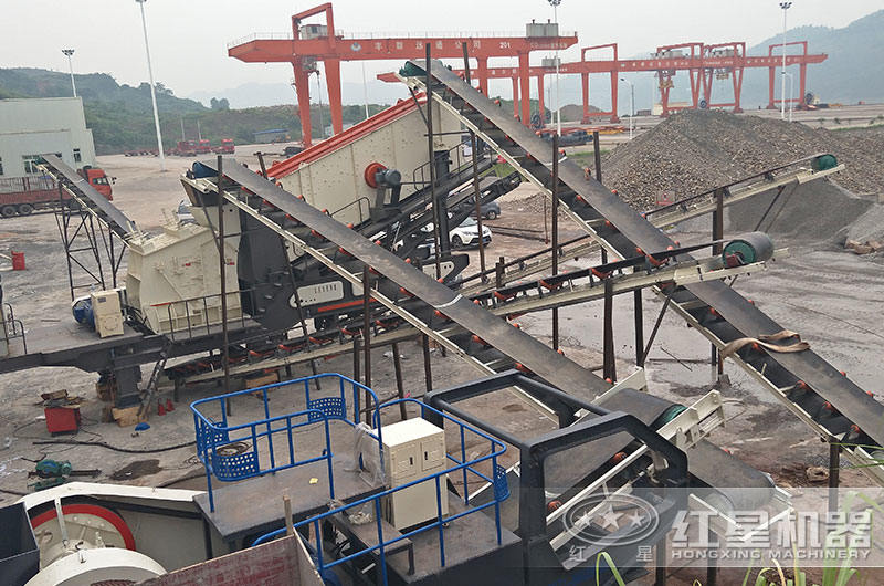 移動(dòng)鄂式破碎機(jī)加移動(dòng)反擊破生產(chǎn)現(xiàn)場