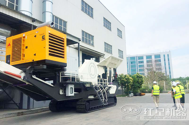 用戶來(lái)直銷(xiāo)型廠家紅星機(jī)器考察流動(dòng)煤炭粉碎機(jī)設(shè)備