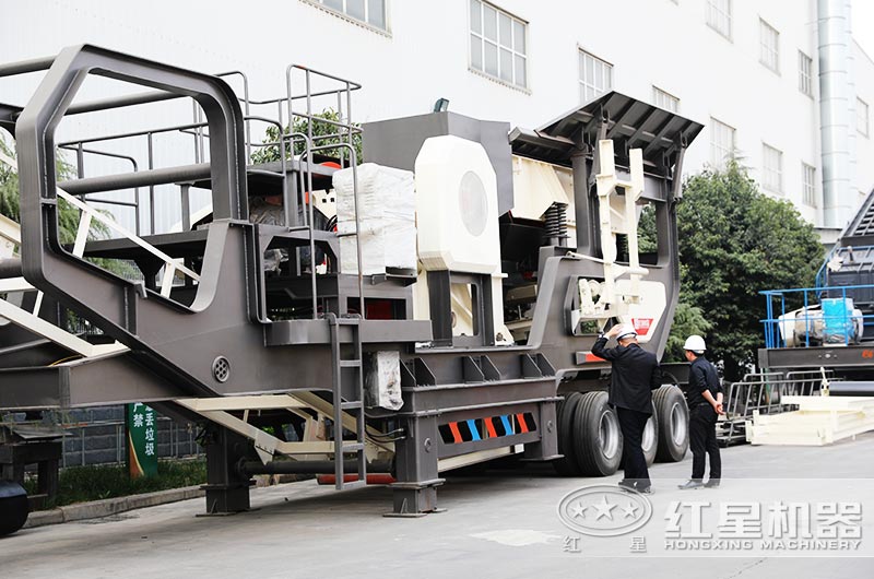 用戶來(lái)廠參觀考察汽車(chē)移動(dòng)破石機(jī)