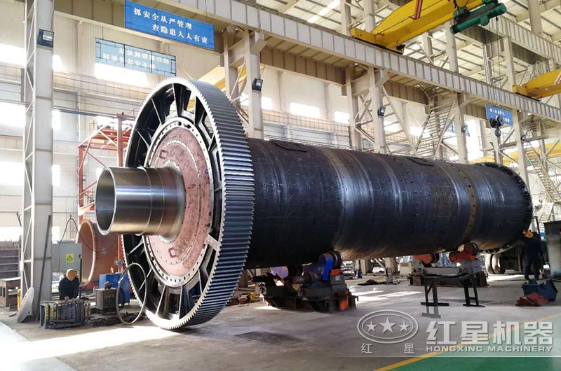新型選礦球磨機生產(chǎn)車間